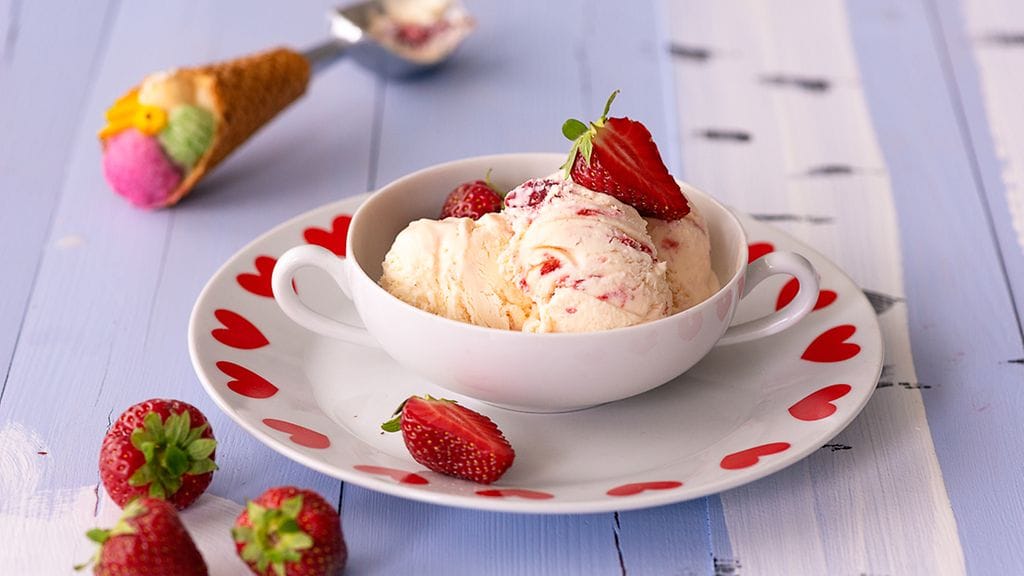 Tämä mansikkajäätelö vaatii vain muutaman raaka-aineen.