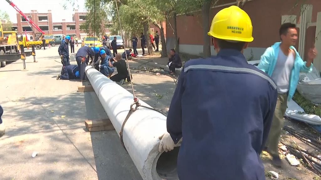 Pyörremyrksyn tuhoja korjattiin torstaina. Paikallisten viranomaisten mukaan myrsky runteli Kaiyuanin kaupunkia keskiviikkona iltapäivällä.