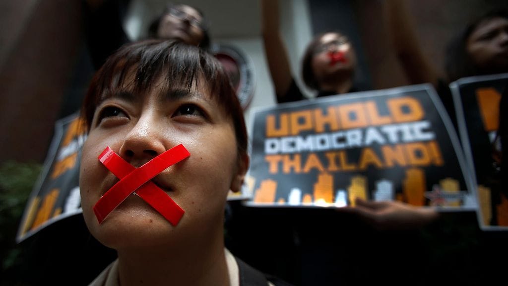 Thaimaalaiset ja filippiiniläiset opiskelijat osoittivat mieltään sotilasjunttaa vastaan vuonna 2014.