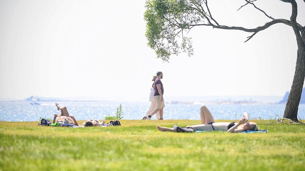 Veden lämpötilat laskevat pian myös, mutta hitaammin kuin ilman lämpötila.