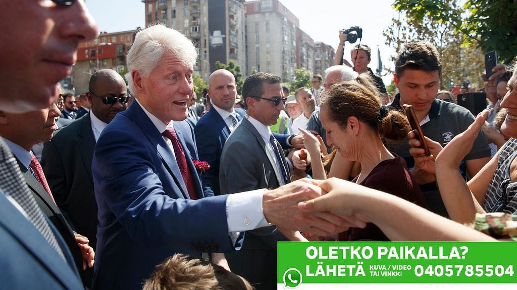 Kuvassa Bill Clinton viimeisimmällä Kosovon matkallaan.