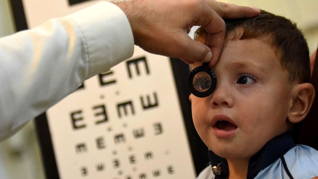 Suurin osa lapsista ei osaa itse tunnistaa heikentynyttä näköään. Kuvituskuva.