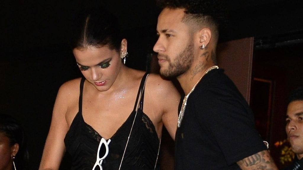 Neymarin sisko Rafaella Santos puolustaa veljeään.