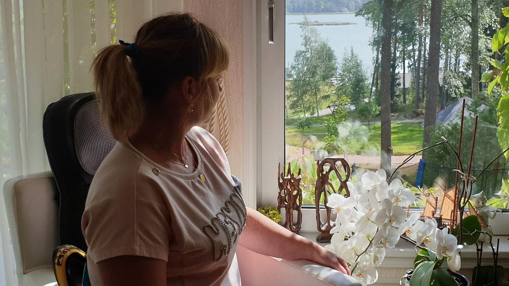 Perheen äiti kotonaan Paraisten Ybbersnäsissä. Ikkunasta näkyy kohutun Airiston kiinteistön ranta.