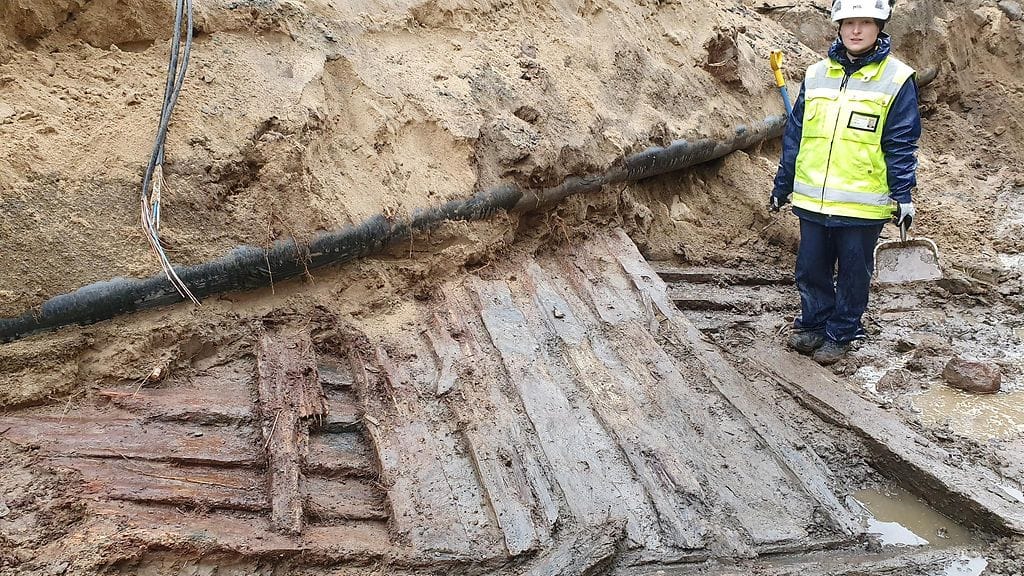 Apulaistutkija Terhi Taipaleenniemi hylyn vieressä. Kuva: Matleena Riutankoski.