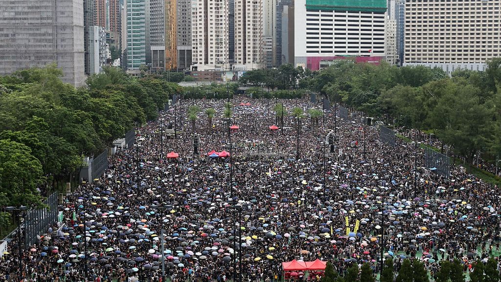 Sunnuntain mielenosoitusten osallistujamäärien arviot vaihtelevat lähteestä riippuen sadoistatuhansista jopa 1,7 miljoonaan henkilöön.