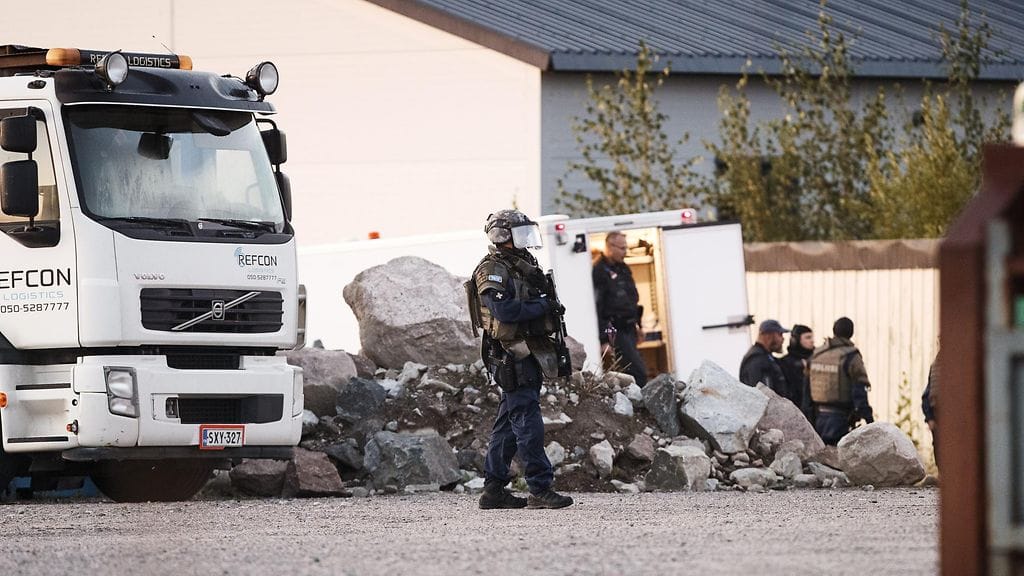 Poliiseja tutkimassa ampumisaluetta Porvoossa sunnuntaina 25.8.