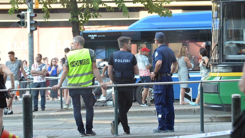 Poliisi päivysti raitiovaunupysäkillä kesällä 2018.