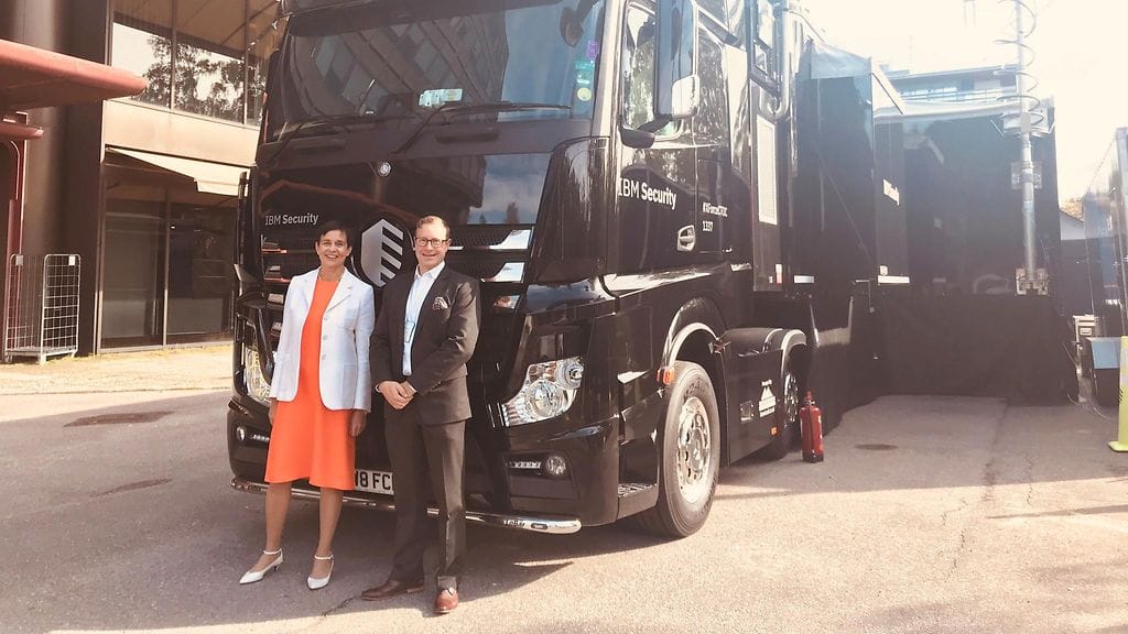 IBM:n kyberhyökkäysten torjuntaharjoituksiin erikoistunut simulaatiorekka on kiertueella parhaillaan Suomessa. Kuvassa toimitusjohtaja Mirva Antila ja maajohtaja Juha Kolehmainen.