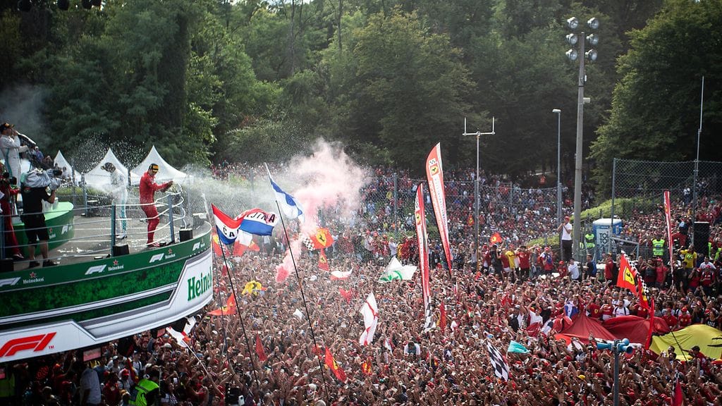 Charles Leclerc hullaannutti Ferrari-fanien yleisömeren Monzassa.