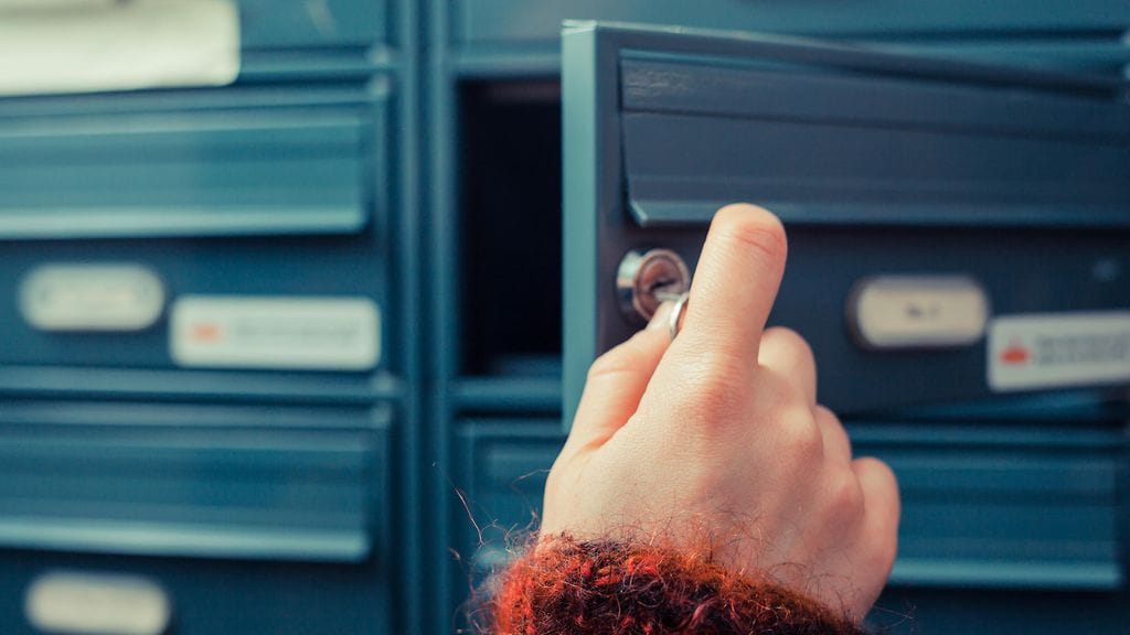 Vakavasti sairas poika on saanut jo 10 000 syntymäpäiväkorttia tuntemattomilta. Kuvituskuva.