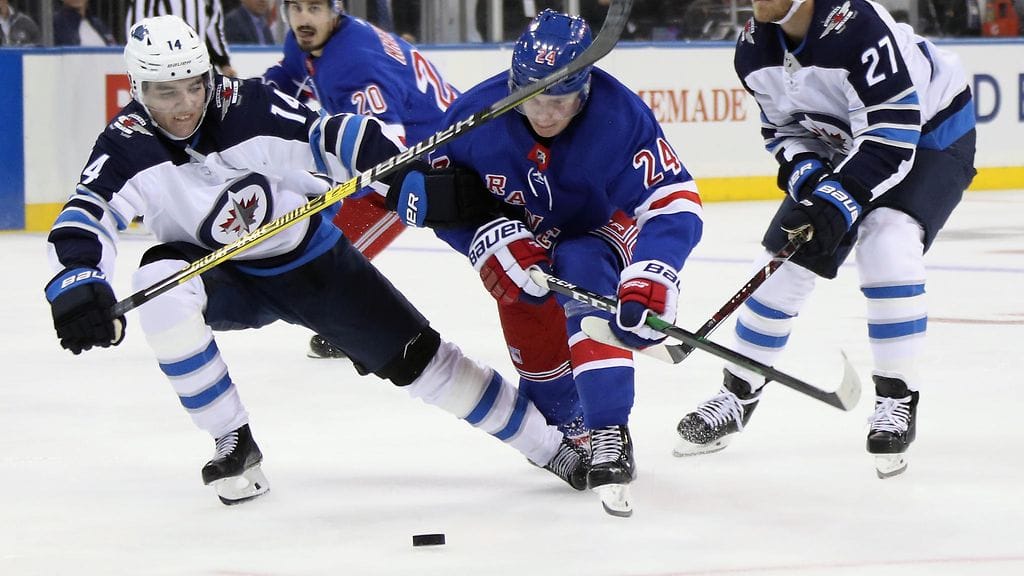 Ville Heinola puolustaa Kaapo Kakkoa NHL-kauden avauskohtaamisessa.