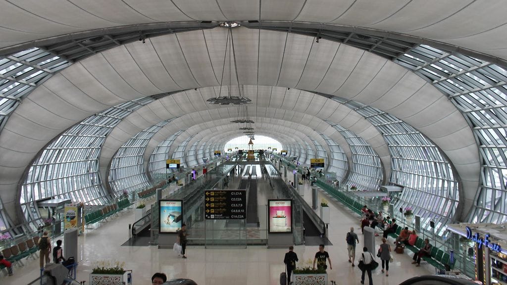 Suvarnabhumin lentoasema Bangkokissa.