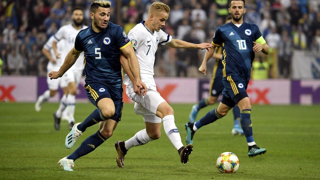 Huuhkajat on pinteessä EM-karsintaottelussa Bosnia ja Hertsegovinaa vastaan.