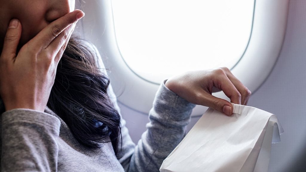 Oksennuspussin sijasta känninen mies antoi ylen kanssamatkustajan hiusten päälle. Kuvituskuva.