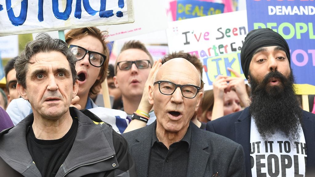 Kuvassa keskellä Star Trekistä tuttu brittinäyttelijä Patrick Stewart Lontoon mielenosoituksesta 19.lokakuuta 2019.