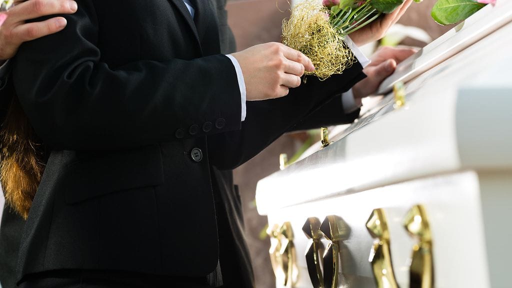 35-vuotias kiinalaismies meni naimisiin morsiamensa ruumiin kanssa tämän hautajaisissa, koska hän halusi täyttää rintasyöpään menehtyneen naisen viimeisen toiveen.