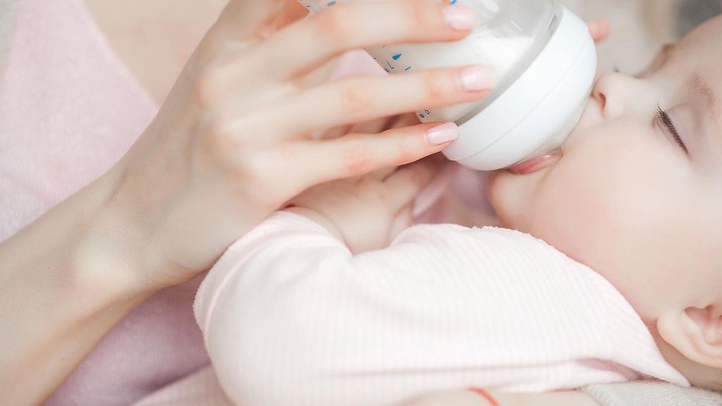 Maitoallergia kehittyy lapselle todennäköisemmin, jos hän saa lehmänmaitovalmistetta vastasyntyneenä. Kuvituskuva.