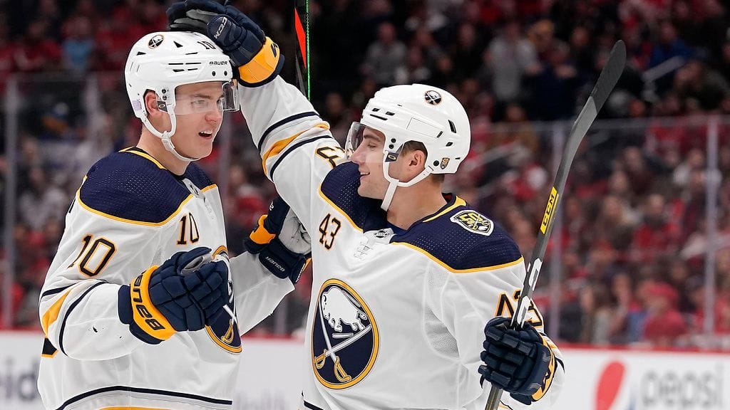 Buffalo Sabresin Conor Sheary antoi onnittelut Henri Jokiharjulle ensimmäisestä NHL-maalista.