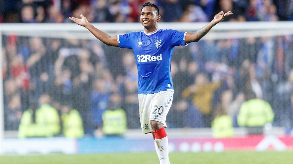 Alfredo Morelos on häikäisevässä lyönnissä.