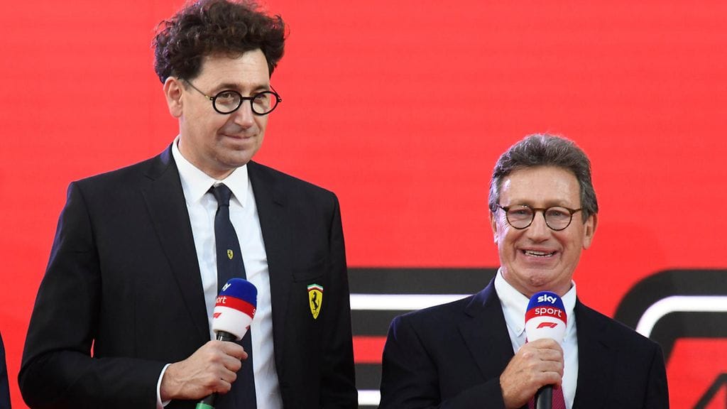Ferrarin tallipäällikkö Mattia Binotto (vasemmalla) ja yhtiön toimitusjohtaja Louis Camilleri (oikealla) ottivat kantaa hurjiin kuljettajahuhuihin, jotka pyörivät tallin ympärillä.