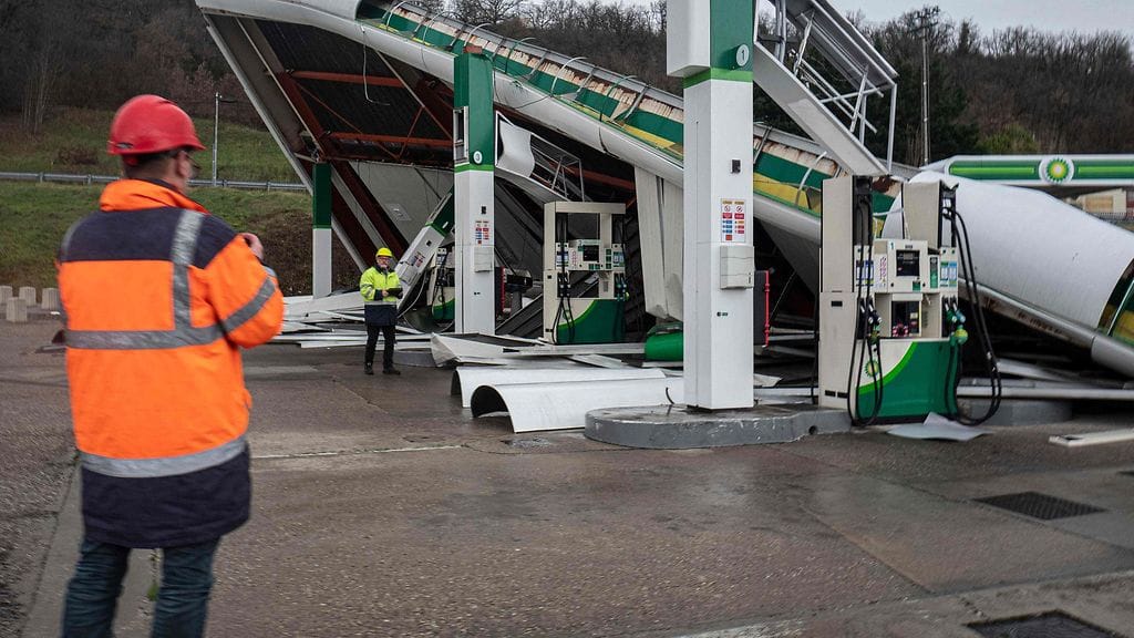 Elsa-myrsky tuhosi bensa-aseman Lyonissa.