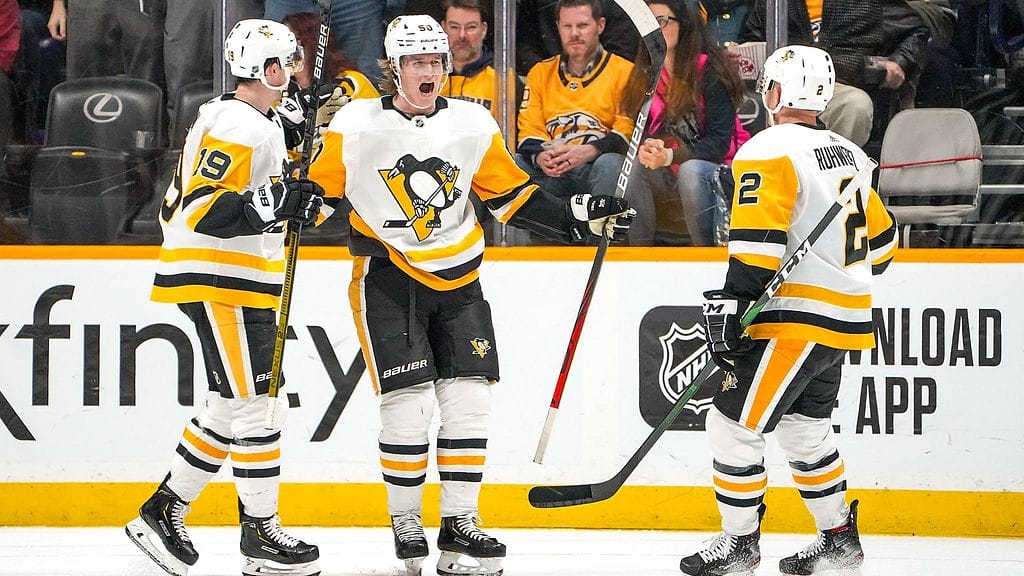 Juuso Riikola (kesk.) tuulettaa maaliaan.