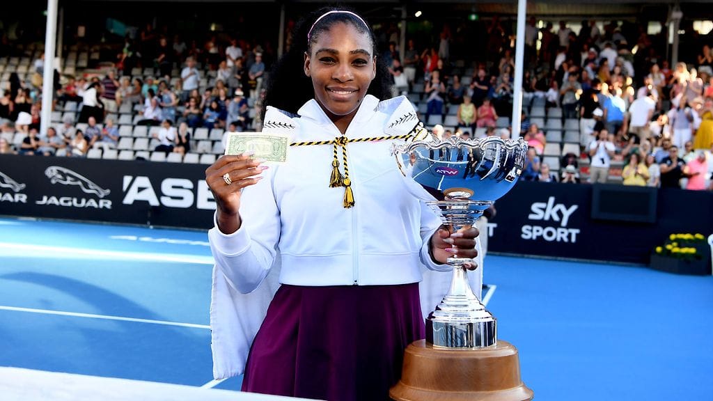 Serena Williams juhli turnausvoittoa Aucklandissa.