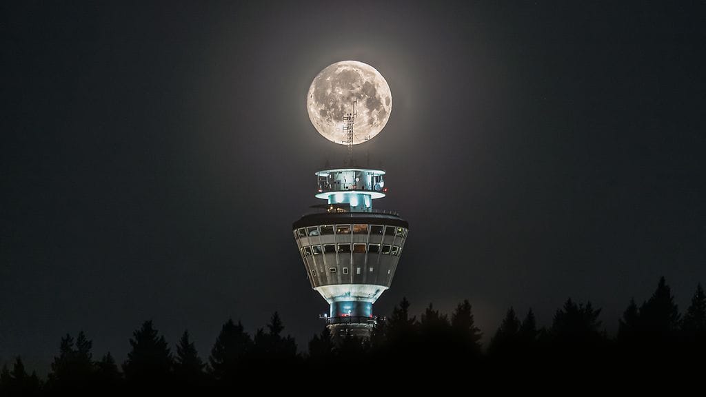 Kuva Kuopion Puijon tornista ja täysikuusta