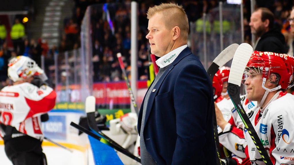 Ari-Pekka Pajuluoma Sportin vaihtoaitiossa viime lokakuussa.