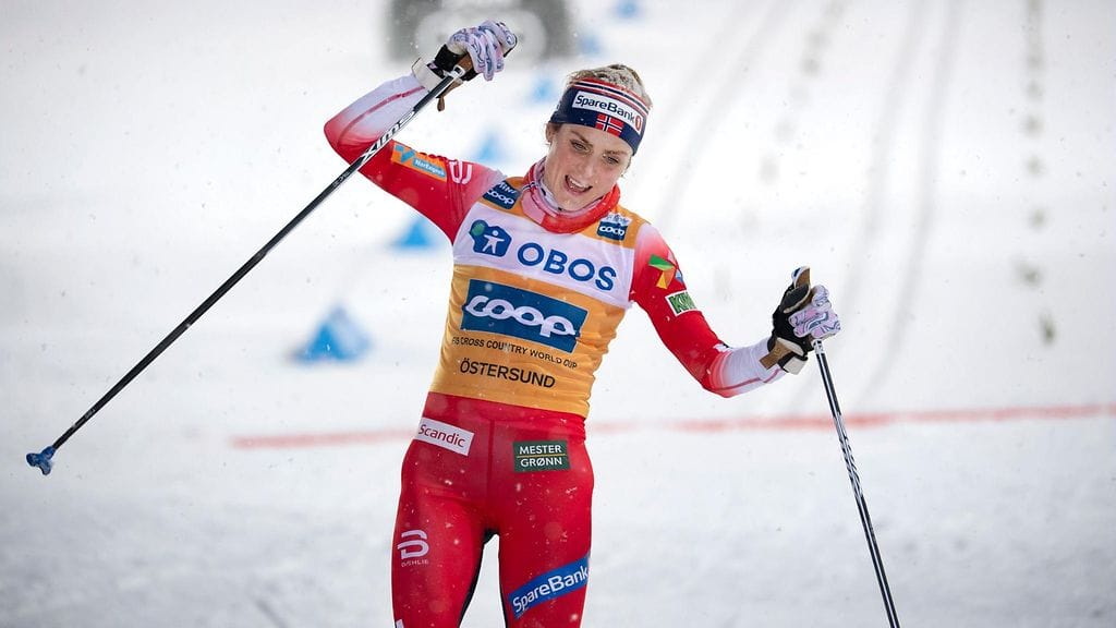 Therese Johaug kärsi takaa-ajossa ladunraivaajan tehtävästä, mutta voitti ylivoimaisesti.