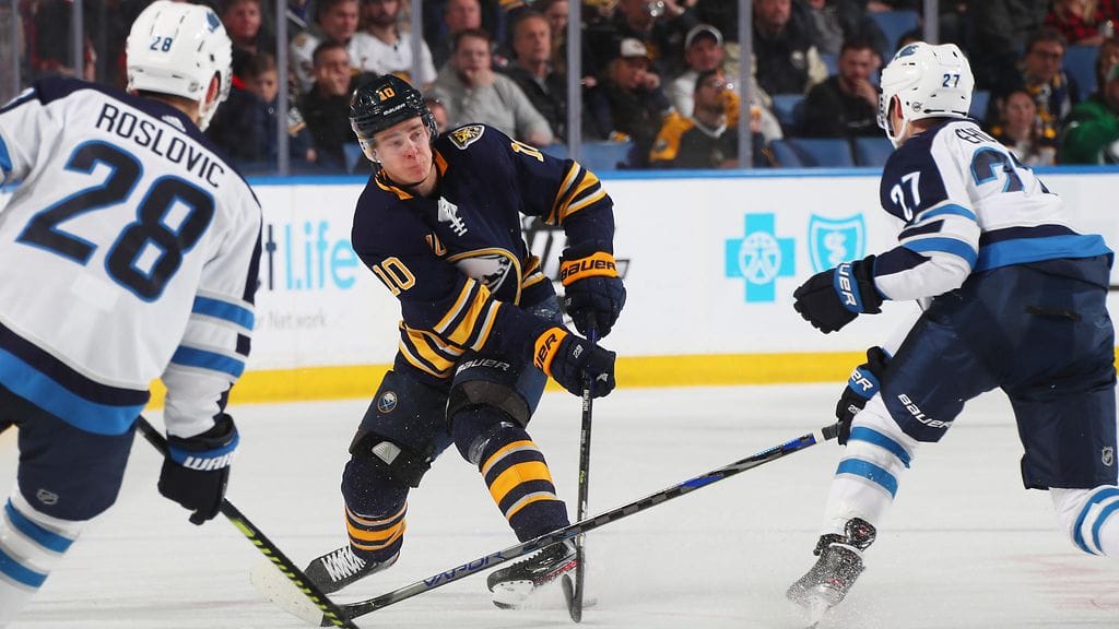 Henri Jokiharju alusti Buffalo Sabresin avausmaalin.