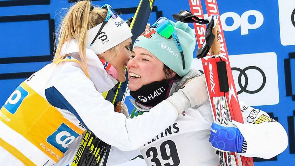 Therese Johaug ja Krista Pärmäkoski halasivat toisiaan lauantain henkilökohtaisen kilpailun jälkeen.