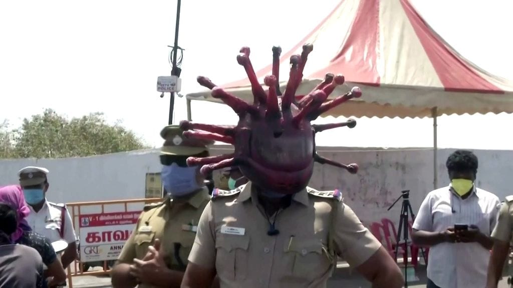 Intialainen poliisi "pukeutui koronaan" muistuttaakseen kansalaisia virustilanteen vakavuudesta.
Kuva Reuters