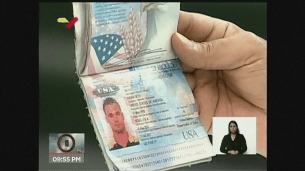 Venezuelan presidentti Nicolás Maduro esitteli yhdysvaltalaismiesten passeja valtiontelevisiossa.