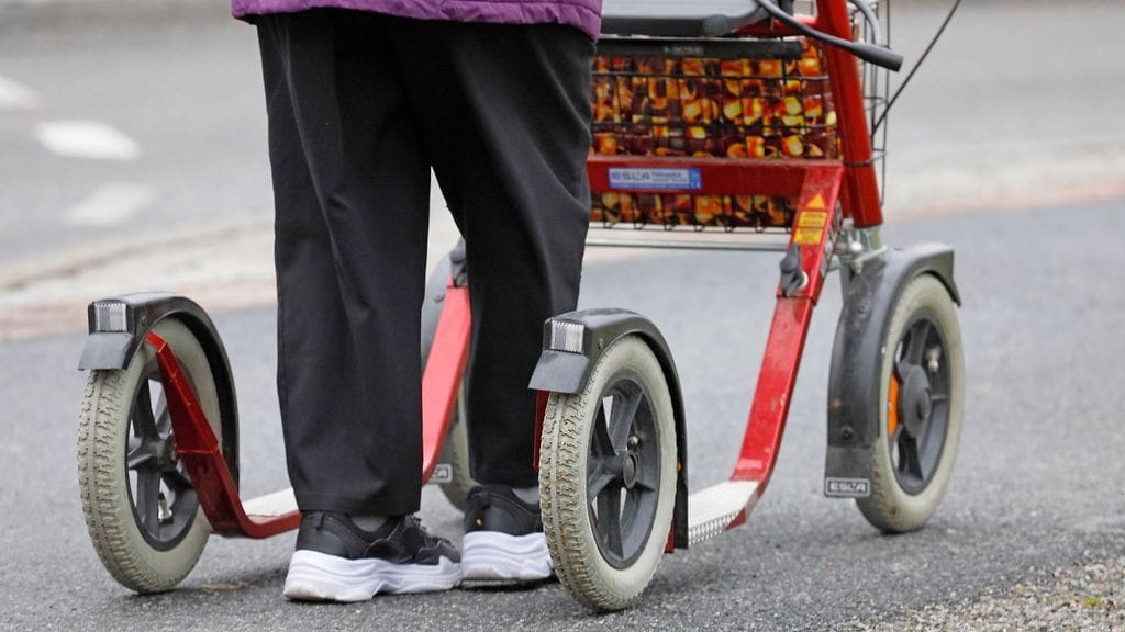 Mies sieppasi Alakylän kaupunginosassa Lappeenrannassa eilen päivällä kassin iäkkään naisen rollaattorista. Kuvituskuvan vanhus tai hänen rollaattorinsa eivät liity tapaukseen.