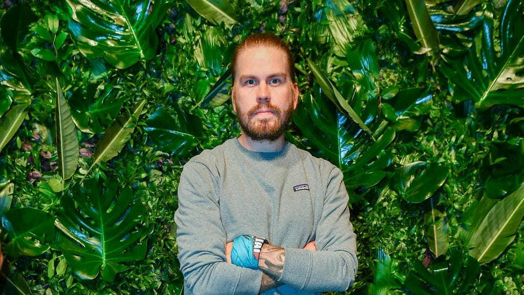 Juhani Koskinen tatuoi selkäänsä vanhan kotikaupunkinsa kuvan.