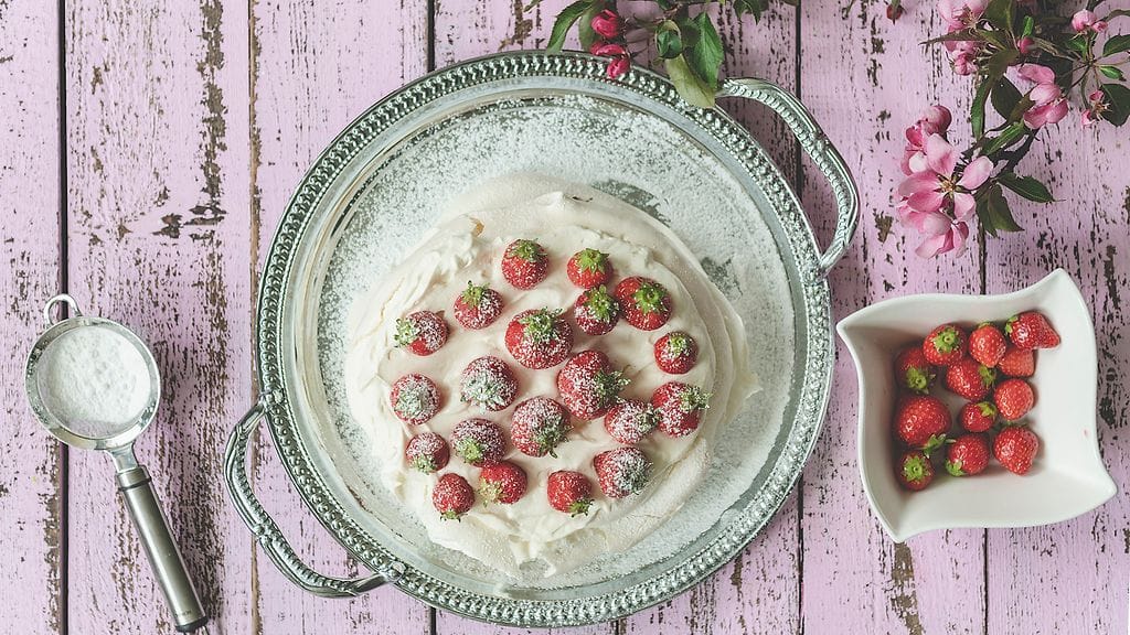 raparperi-pavlova-1_200529_D851175-Edit