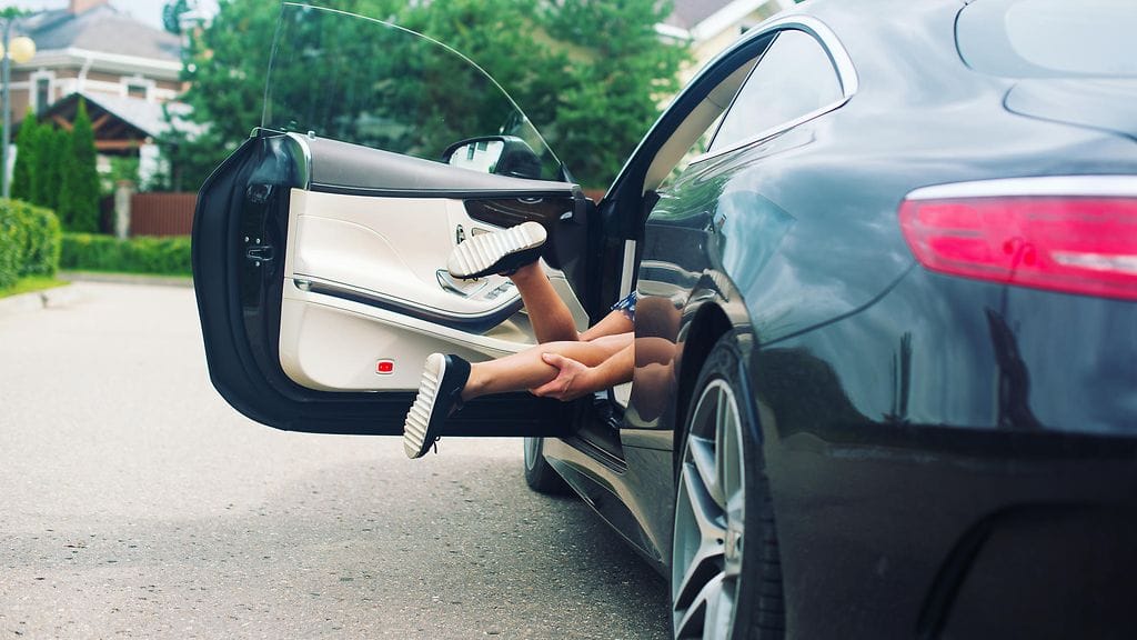 15-vuotiaana Kara Robinson Chamberlain joutui kokemaan painajaisen: hän oli ystävänsä luona kylässä ja seisoi yksin tämän pihalla, kun tuntematon mies ajoi paikalle.
Kuvituskuva.