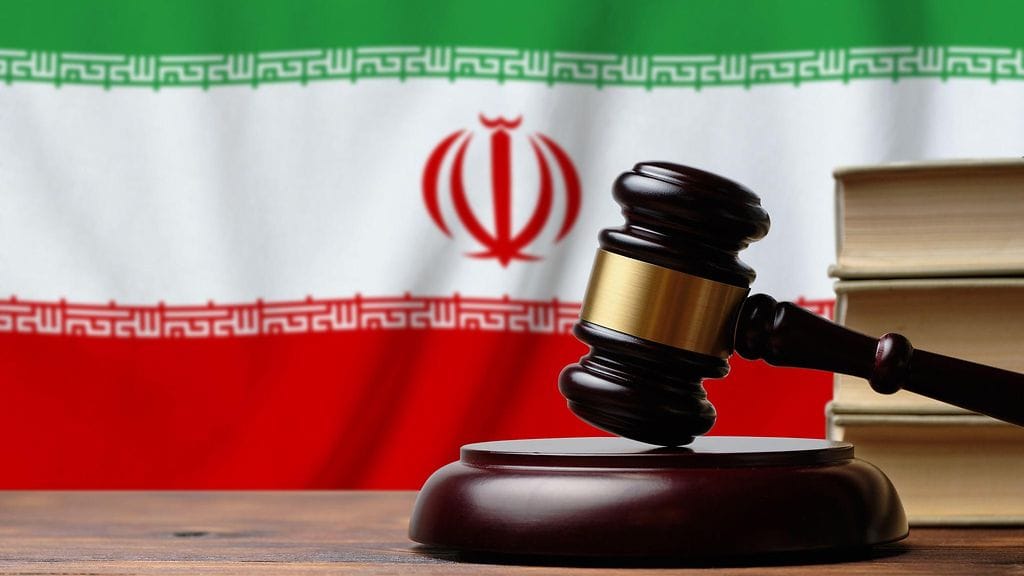 Eilen Iran sanoi tarkastelevansa uudelleen kymmeniä vuosia vanhaa lakia, joka vaatii naisilta pään peittämistä.