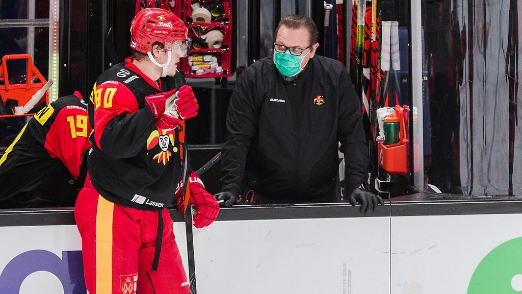 Saku Mäenalanen joutui jättämään vierasottelun Traktor Tsheljabinskia vastaan kesken.