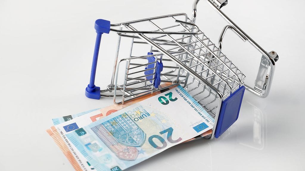 Odotukset sekä omasta että Suomen taloudesta vuoden kuluttua pysyivät lähes ennallaan ja vaisuina.