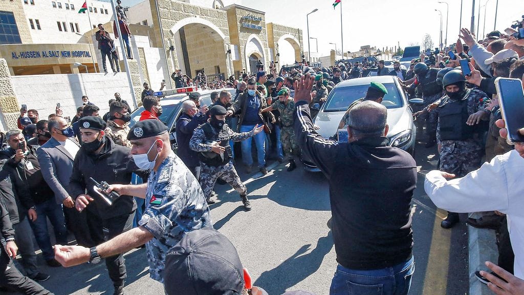 Sadat ihmiset osoittivat mieltään sairaalan edustalla, kun Jordanian kuningas vieraili sairaalassa.