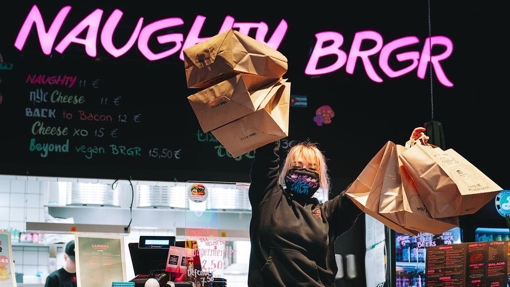 Naughty BRGR -ravintoloiden kunnianhimoinen tavoite myydä alkujaan kolmeksi viikoksi määrätyn ravintolasulun aikana 30 000 hampurilaista täyttyi jo kahdessa viikossa. Samalla Naughty BRGR rikkoi aiemmat myyntiennätyksensä. Kuvassa Helsingin Lönnrotinkadun Naughty BRGR-ravintolan Nora-Maria Tissari.