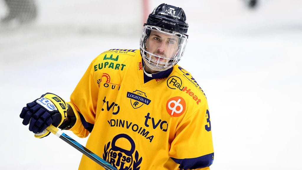 Eetu Koivistoisen katsottiin estäneen TPS-maalivahti Andrei Karejevia.