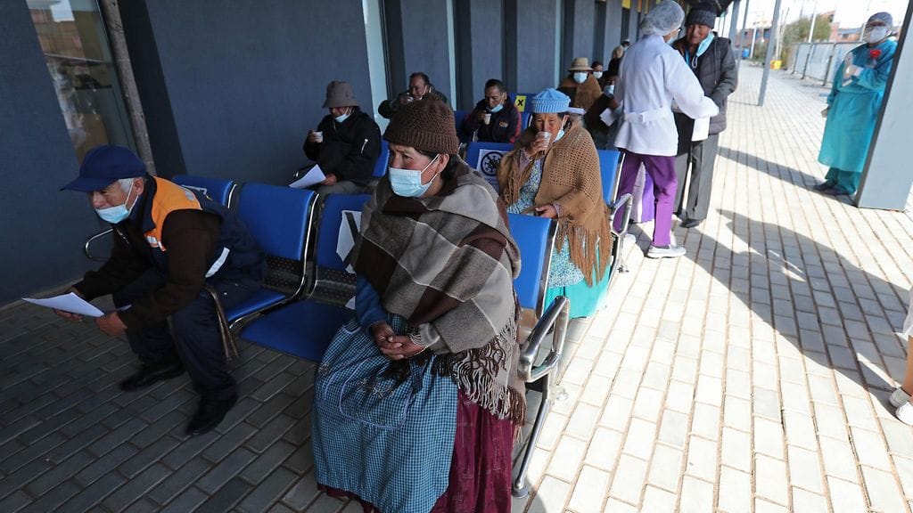 Ihmiset jonottivat Covax-ohjelman kautta toimitettua Pfizerin koronarokotetta El Altossa, Boliviassa, huhtikuun lopulla.