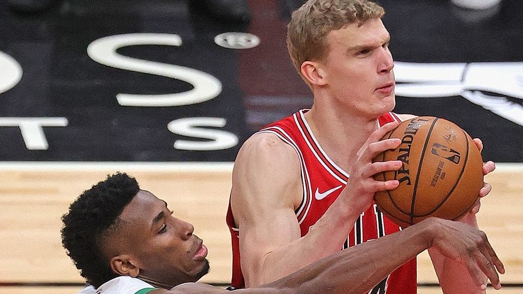 Lauri Markkanen summasi Boston Celticsiä vastaan kahdeksan pistettä.
