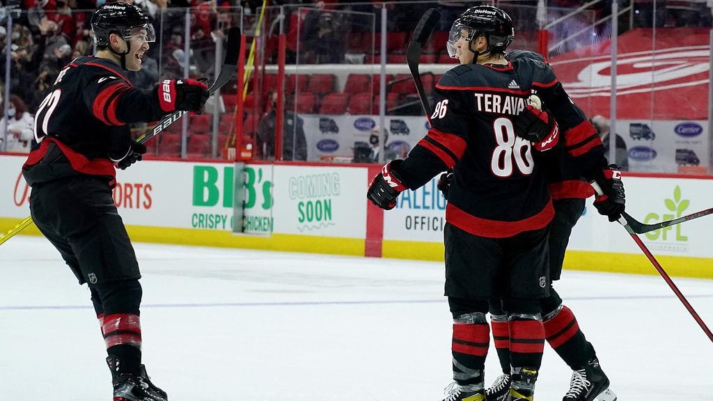 Teuvo Teräväinen tuuletti joukkuekaveriensa kanssa ohjaamaansa 1–1-tasoitusta.