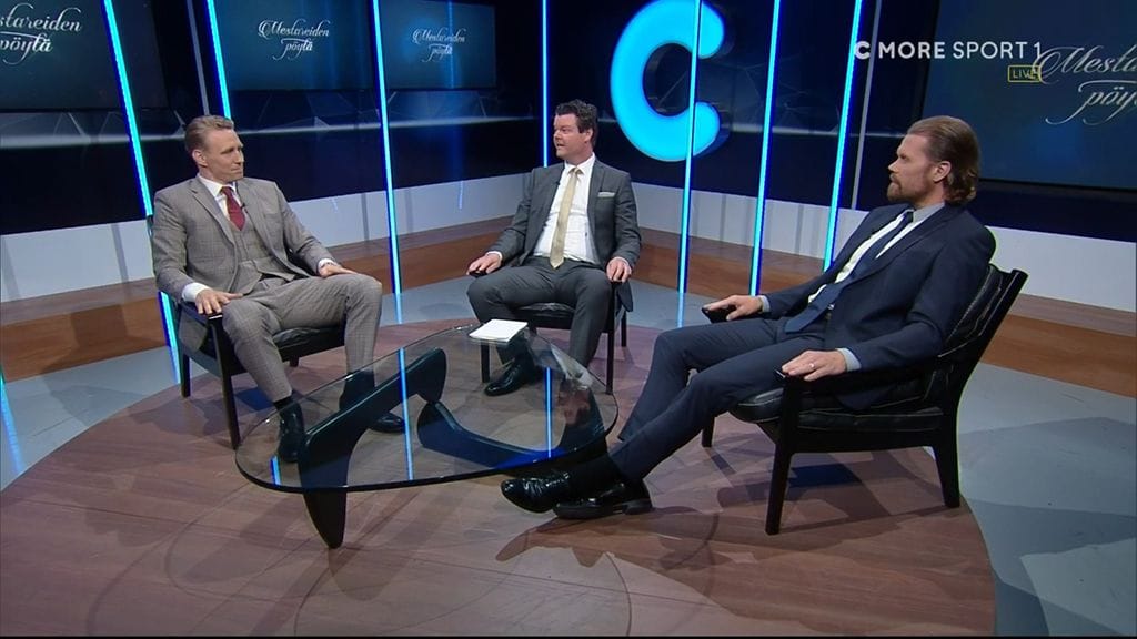 Veli-Matti Savinainen, Karri Kivi ja Olli Jokinen keskustelivat Mestareiden pöydässä painetiloista.