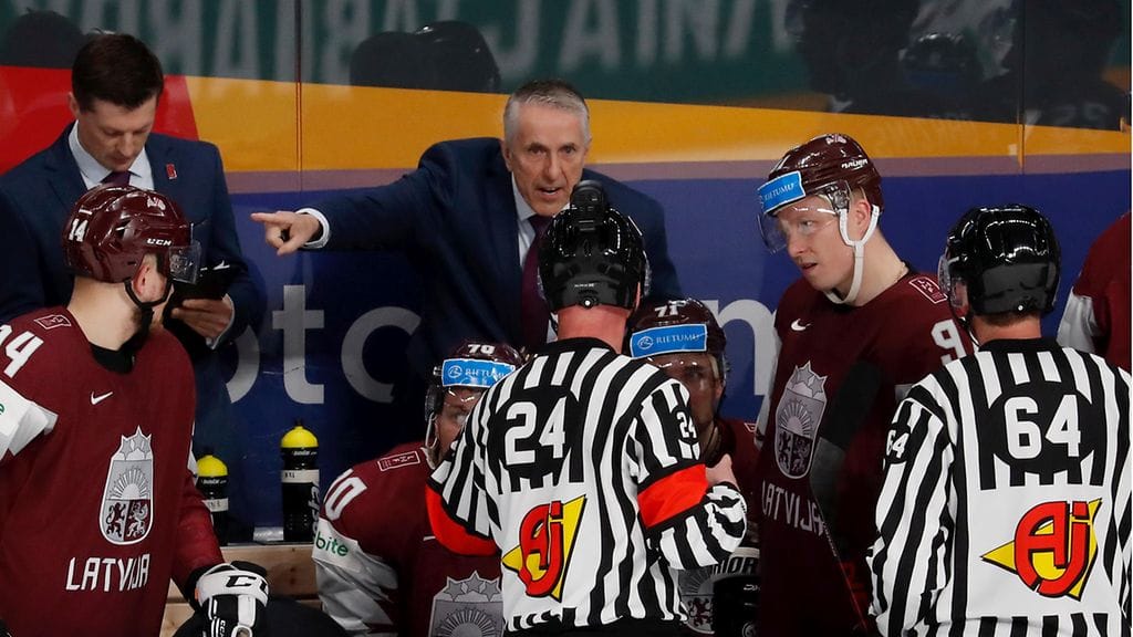 Latvian päävalmentaja Bob Hartleylla oli asiaa ottelun tuomaristolle.